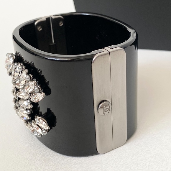 CHANEL 2017K BLACK RESIN CUFF SILVER TONE CC LOGO CRYSTALS NEW IN BOX - Picture 9 of 15
